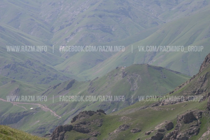 С армянских позиций просматриваются подъездные дороги к азербайджанским постам. Фото — Razm.info