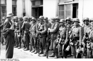 Фотография из Государственного архива ФРГ: Солдаты I/111-го азербайджанского пехотного батальона, участвовавшего в подавлении Варшавского восстания. Август 1944 года. Источник. Википедия