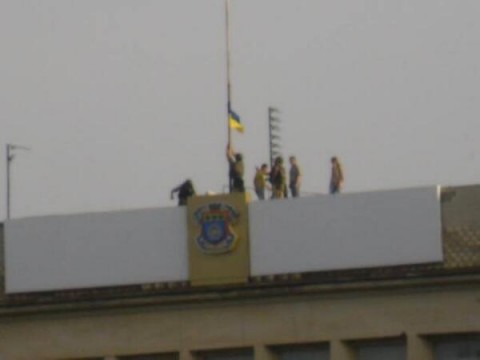 Ուկրաինայի ազգային դրոշը Սլավյանսկի քաղաքապետարանի վրա բարձրացնելիս