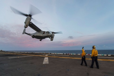 ԱՄՆ ԶՈւ ռազմածովային ուժերի Makin Island ավիակրի MV-22 Osprey կոնվերտոպլանը թռիչքի ժամանակ