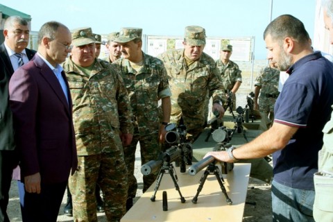 Նախարար Օհանյանին և ԶՈւ ԳՇ պետ Յուրի Խաչատուրովին ներկայացնում են Հայաստանում արդիականացված զինատեսակները