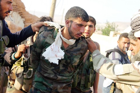 Սիրիական բանակի մարտիկը՝ գերեվարված «Սիրիական ազատ բանակ» խմբավորման զինյալների կողմից
