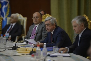 Слева-направо: министр обороны РА Сейран Оганян, президент РА Серж Саргсян, министр иностранных дел РА Эдвард Налбандян