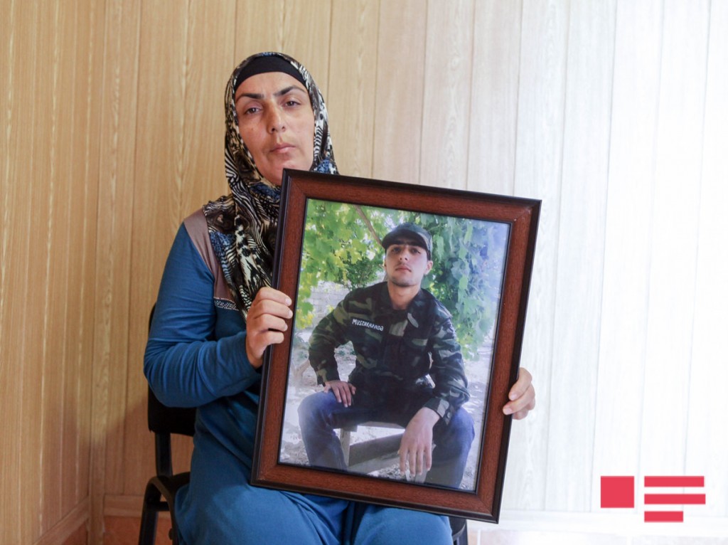 Мать погибшего военнослужащего Зёхраба Мустафазаде, с портретом сына в руках