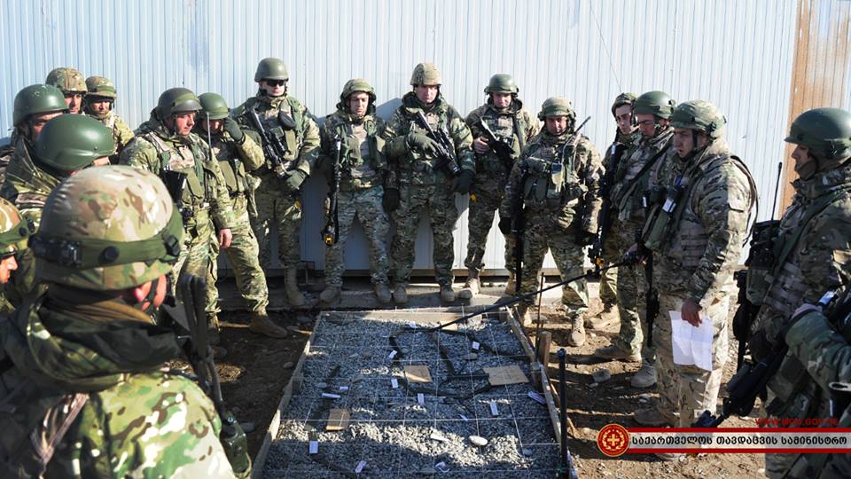 Бойцы 52-ого батальона проходят подготовку к отправке в Афганистан.