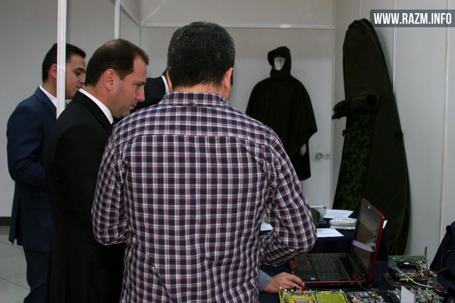 Первый заместитель министра обороны Давид Тоноян ознакомился с чипами Instigate Robotics