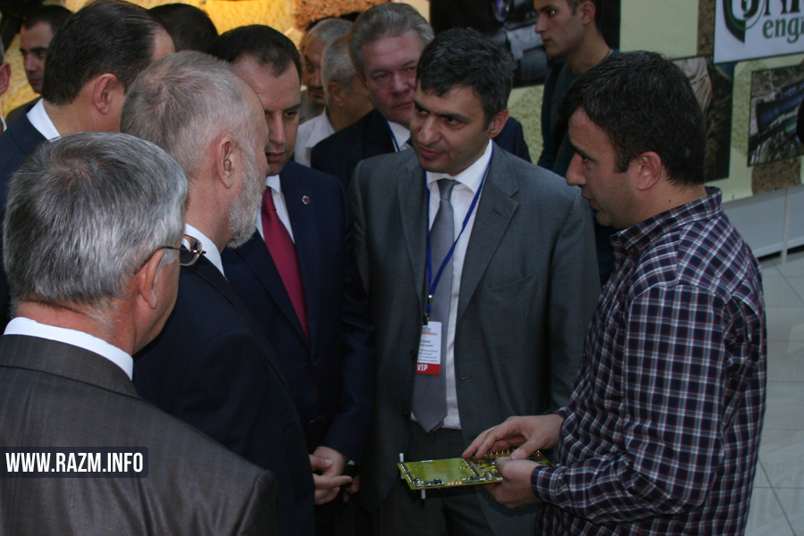 Представитель компании Instigate Robotics (справа) показывает продукцию министру обороны Армении Вигену Саргсяну и другим гостям.