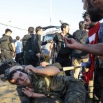 Сторонники Эрдогана избивают участников военного переворота
