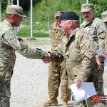 Представитель Школы внутренней гвардии Дании вручает сертификат об окончании курса грузинскому резервисту