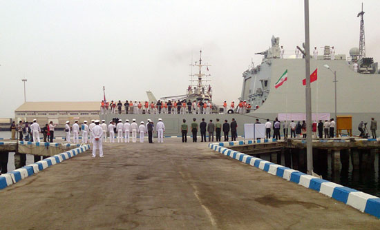 Китайский военный корабль в порте Бандарабас. 2013 год