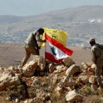 Флаг Ливана и движения "Хезболла" на ливано-сирийской границе