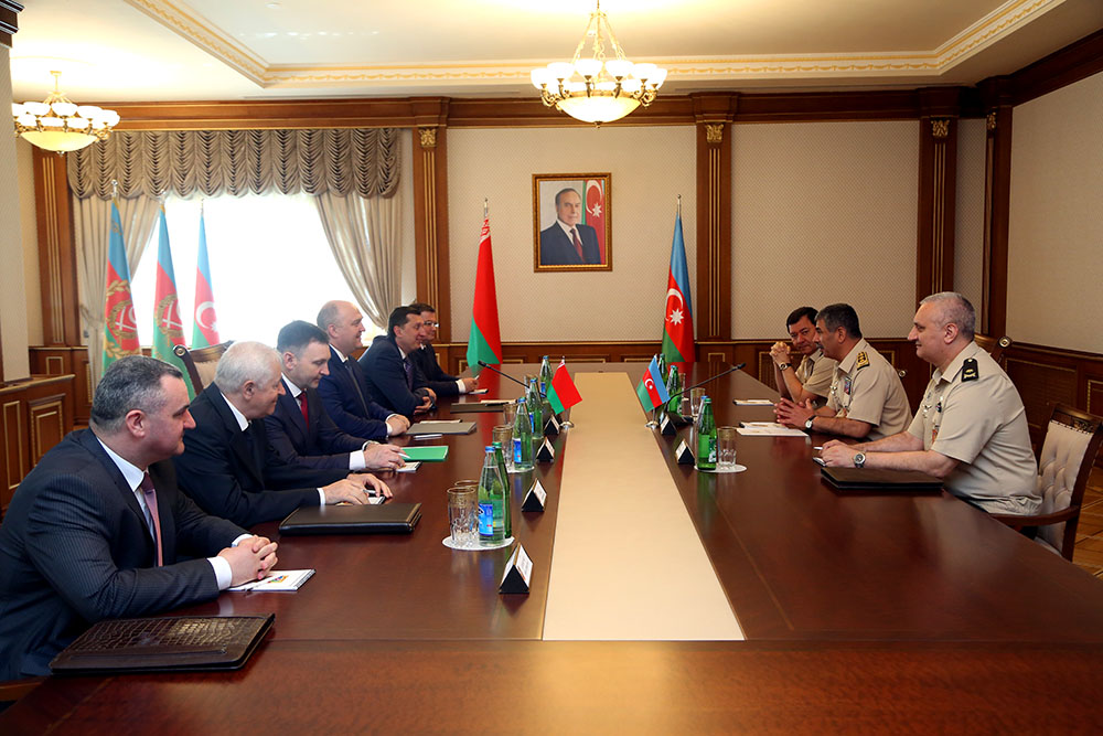 Глава МО Азербайджана Закир Гасанов на встрече с делегацией из Белоруссии