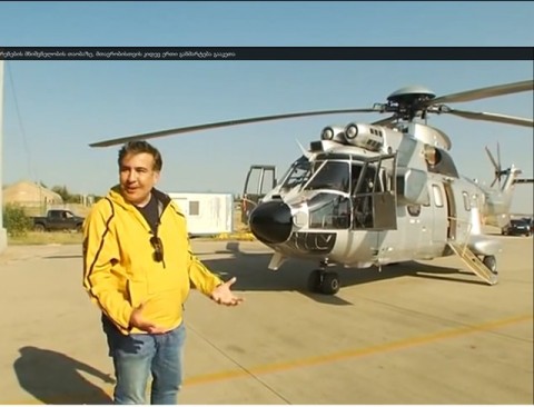 Միխայիլ Սաակաշվիլին՝ Eurocopter AS332L1 Super Puma ուղղաթիռի մոտ