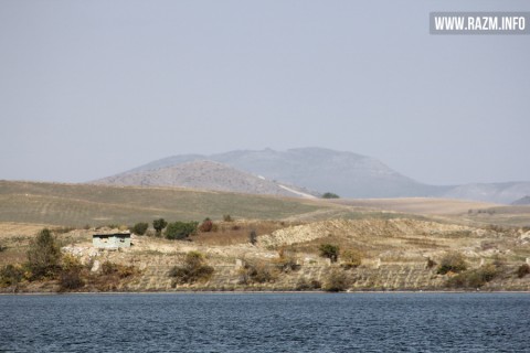 Բերքաբերից հստակ երևում են ադրբեջանական կրակակետերը։ Գյուղի տարածքից մինչև ադրբեջանական դիրքերը 750–1000 մետր է։