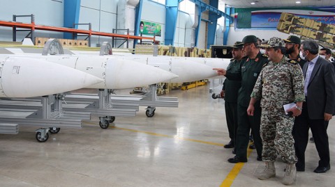 Իրանի պաշտպանության նախարարը ցույց է տալիս «Սայադ-2» հրթիռները