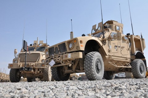 ԱՄՆ ԶՈւ Navistar MaxxPro Dash (ձախից), Oshkosh M-ATV (աջից) MRAP տեսակի զրահամեքենաները Աֆղանստանում