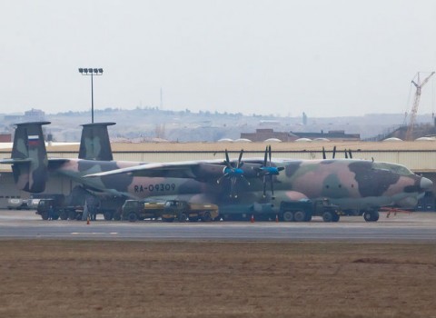 Ան-22 բեռնատար ինքնաթիռից իջեցնում են ՄիԳ-29 կործանիչները «Զվարթնոց» օդանավակայանում