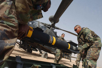ԱՄՆ ԶՈւ զինծառայողները Hellfire հրթիռները AH-64 Apache ուղղաթիռի վրա տեղադրելիս