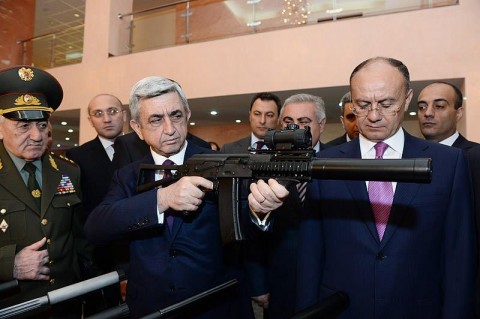 Սերժ Սարգսյանը ՊՆ-ում ծանոթանում է հայկական արտադրության զենքերին