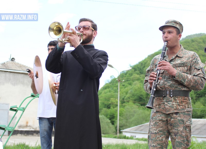 Սարկավագը նվագում է զինծառայողների հետ