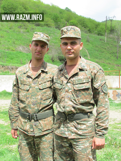 Աջից՝ Սարգիս Մինասյանը զինծառայակից ընկերոջ հետ