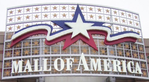 Ամերիկյան Mall of America առևտրի կենտրոնի գովազդային նշանը, որի վրայի աստղը նմանացնում են ՌԴ ԶՈւ «Ռուսաստանի բանակ» նոր նշանի աստղին