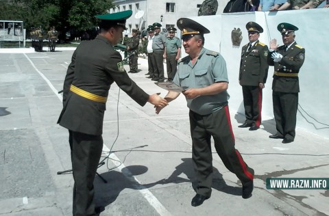 Պաշտպանության բանակի հրամանատար Մովսես Հակոբյանը պատվոգիր է շնորհում սահմանապահներին