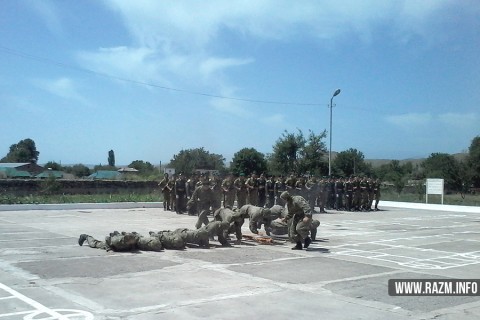 Զինծառայողները ցատկում են հրե ձողի վրայով