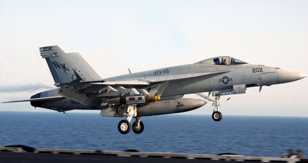 F/A-18E կործանիչ-ռմբակոծիչը ավիակրի վրա վայրէջք կատարելիս
