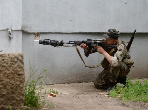 Ինքնապաշտպանական ուժերի մարտիկն ինքնաշեն խլացուցիչով 02.06.2014 