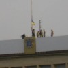 Ուկրաինայի ազգային դրոշը Սլավյանսկի քաղաքապետարանի վրա բարձրացնելիս