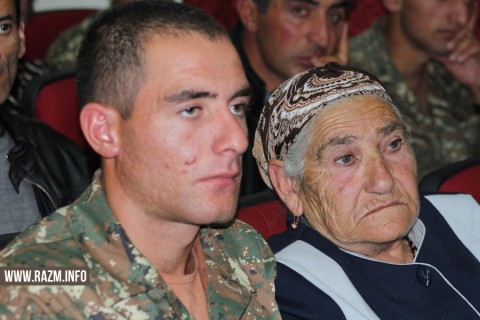 Զինծառայողն իր տատիկի հետ