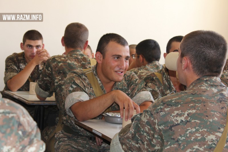 Զինծառայողները ճաշի ժամին