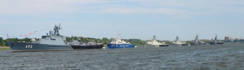 ՌԴ կասպյան նավատորմիղի նավերը 2012 թվականի զորահանդեսի ժամանակ. Աստրախան