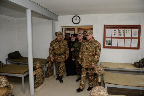 Հանրապետության նախագահը, Ամենայն հայոց կաթողիկոսն ու պաշտպանության նախարարը ծանոթացել են զինծառայողների կենցաղային պայմաններին
