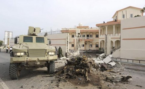 Սոմալիի կառավարական ուժերի զրահամեքենան մահապարտ ահաբեկչի պայթեցրած մեքենայի մոտ