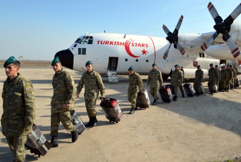 Աֆղանստանում խաղաղապահ առաքելություն իրականացրած ադրբեջանական զորախումբը (ինքնաթիռը պատկանում է Թուրքիային)