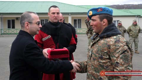 Վրաստանի պաշտպանության նախարարի տեղակալ Լևան Գիրսիաշվիլին հայ զինծառայողին վերապատրաստման վկայական է հանձնում
