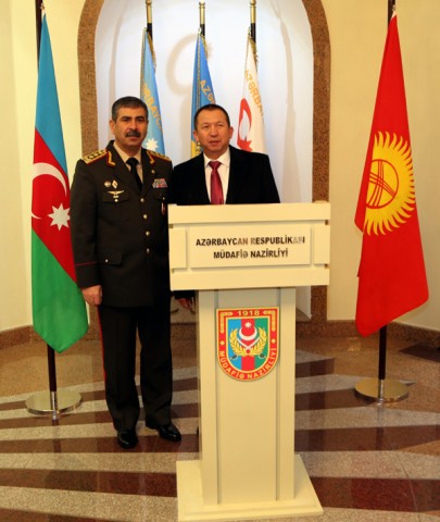 Ադրբեջանի պաշտպանության նախարար Զաքիր Հասանովը և Ղրղզստանի պաշտպանության նախարար Աբիբիլլու Կուդայբերդիևը