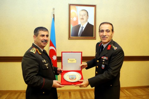 Ադրբեջանի ՊՆ, գեներալ-գնդապետ Զաքիր Հասանովը և Թուրքիայի ՊՆ ռազմական քարտեզագրության ղեկավար, գեներալ-լեյտենանտ Բուրհանեթթին Աքթըին