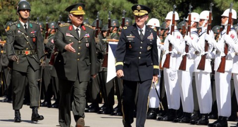 Թուրքիայի ԶՈւ գլխավոր շտաբի պետ Նեջդեթ Օզելը և ԱՄՆ շտաբերի պետերի միացյալ կոմիտեի ղեկավար, գեներալ  Մարթին Դեմփսին