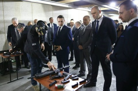 Վրաստանի վարչապետին ներկայացվում են չեխական արտադրության զենքեր