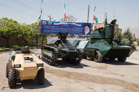2015թ. ապրիլի 15-ին Իրանում ներկայացված տեղական մշակման մեքենաները. ձախից աջ՝ «Նազիր» ռոբոտ, «Ֆալաղ» թեթև թրթուռավոր մեքենա, «Աղարեբ» անվավոր տանկ