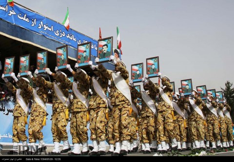 Իրանի բանակի ավանդույթով զորահանդեսների ժամանակ պատվում են նաև ռազմական գործողությունների ժամանակ զոհված և վիրավորված զինծառայողներին