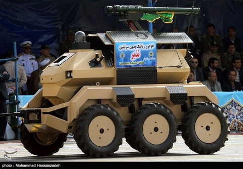 Նորույթ. Իրանում օրեր առաջ ներկայացված «Նազիր» անվավոր ռոբոտը՝ դյուրակիր զենիթահրթիռային համալիրներով, Իրանի բանակի օրվա զորահանդեսի ժամանակ