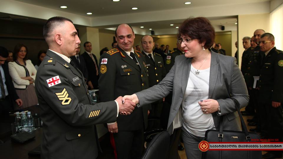 Министр обороны грузии тина хидашели в форме