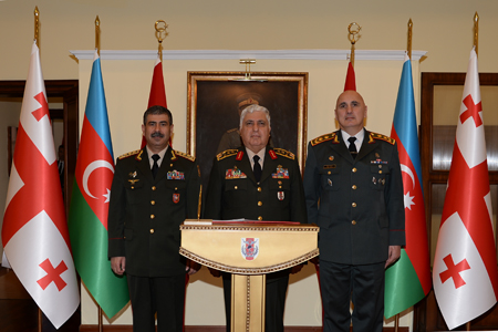 Ձախից՝ աջ. Ադրբեջանի պաշտպանության նախարարը, Թուրքիայի և Վրաստանի ԶՈւ ԳՇ պետերը