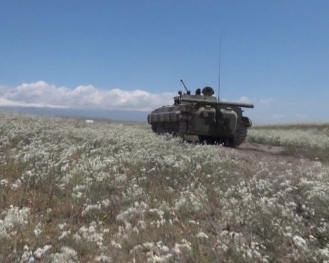 Հայկական զինուժի ԲՄՊ-2 հետևակի մարտական մեքենան հանդիպակաց մարտի վարման թեմայով զորավարժության ժամանակ