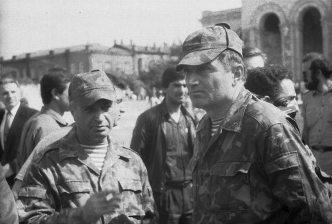 1992թ. մայիսի 28, զորահանդես Հանրապետության հրապարակում։ Ձախից՝ գնդապետ (այժմ՝ գեներալ-մայոր) Ֆելիքս Գզողյան