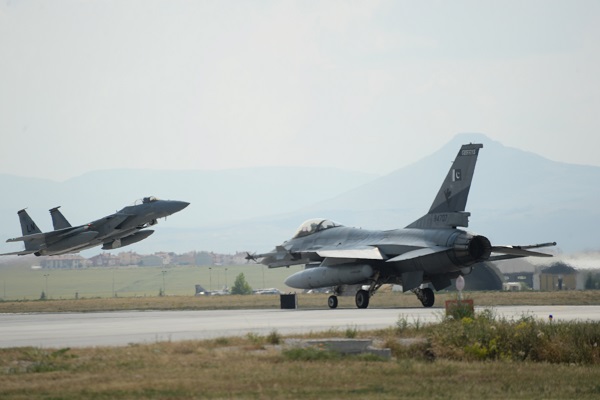 ԱՄՆ ՌՕՈւ F-15C և Պակիստանի ՌՕՈւ F-16 կործանիչները Թուրքիայում անցկացված «Անատոլիայի արծիվ-2015/1» զորավարժությանը